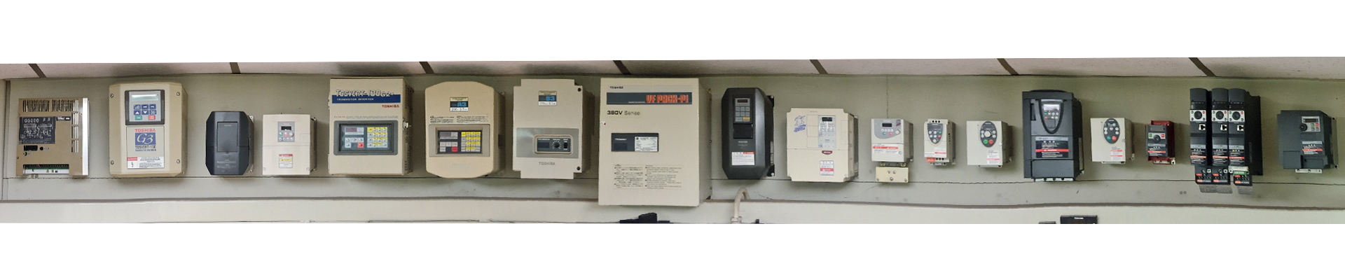 Sammlung von alten und neuen Frequenzumrichtern bei esco antriebstechnik gmbh in Troisdorf, darunter ein Modell aus dem Jahr 1982.