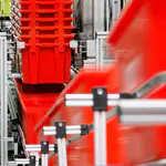 Automatisierter Kistenentstapler mit Kettenfördersystem – geregelt durch esco-Frequenzumrichter für präzise Positionierung und Taktbetrieb.