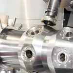 CNC-Bearbeitung einer Metallkomponente mit hochpräziser Steuerung – unterstützt durch esco-Frequenzumrichter mit Positionier-, Drehmoment- und Geschwindigkeitsregelung.