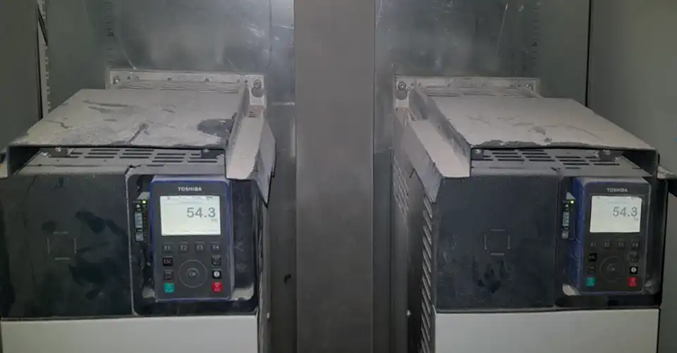 Zwei Toshiba-Frequenzumrichter mit sichtbarer Staubschicht im Schaltschrank – reale Industrieumgebung mit erhöhter Staubbelastung. Zwei Toshiba-Frequenzumrichter mit sichtbarer Staubschicht im Schaltschrank – reale Industrieumgebung mit erhöhter Staubbelastung.