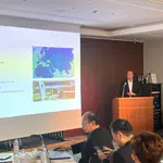 Das Foto zeigt wie Thomas Dahmen die Positionierung und Kernkompetenzen von esco antriebstechnik gmbh auf internationaler Bühne in Tokio vorstellt.