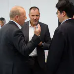 Das Foto zeigt den fachlichen Austausch in Tokio – Thomas Dahmen & Rolf Höpfner im Gespräch mit einem japanischen Kollegen